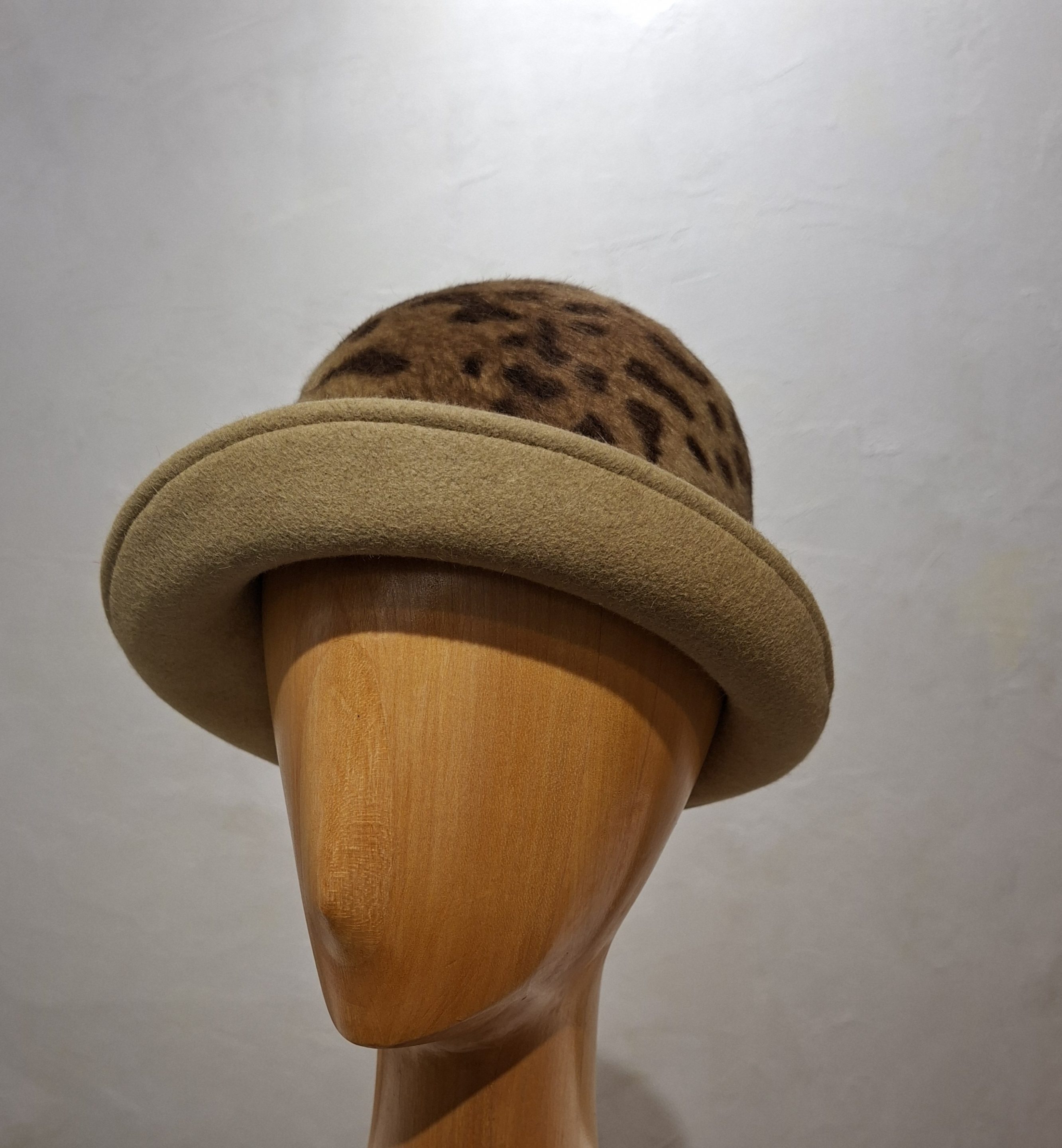 Chapeau Femme, type Cloche, en feutre de poil, imprimé léopard, T 58 – Image 3