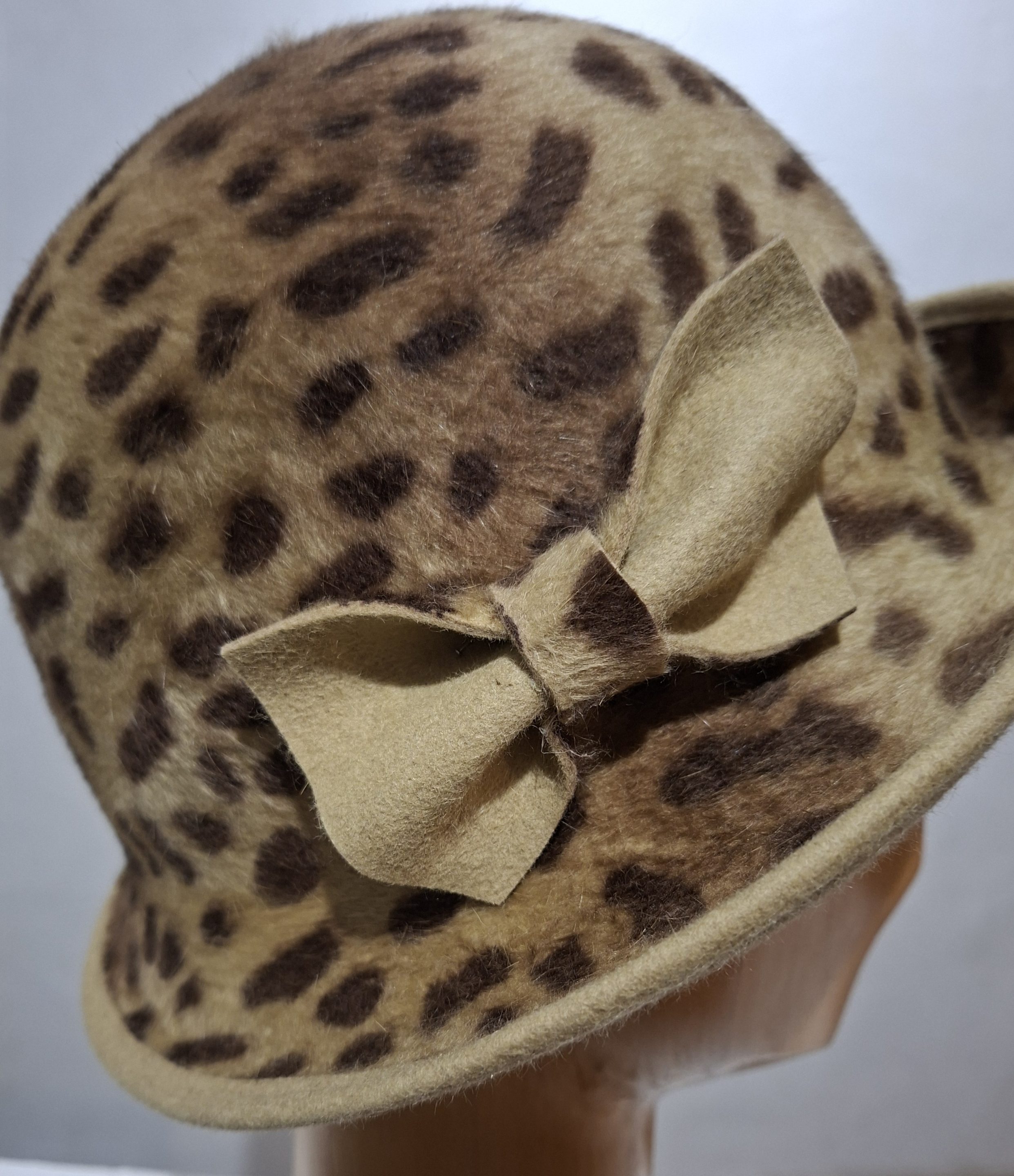 Chapeau Femme, type Cloche, en feutre de poil, imprimé léopard, T 58 – Image 7
