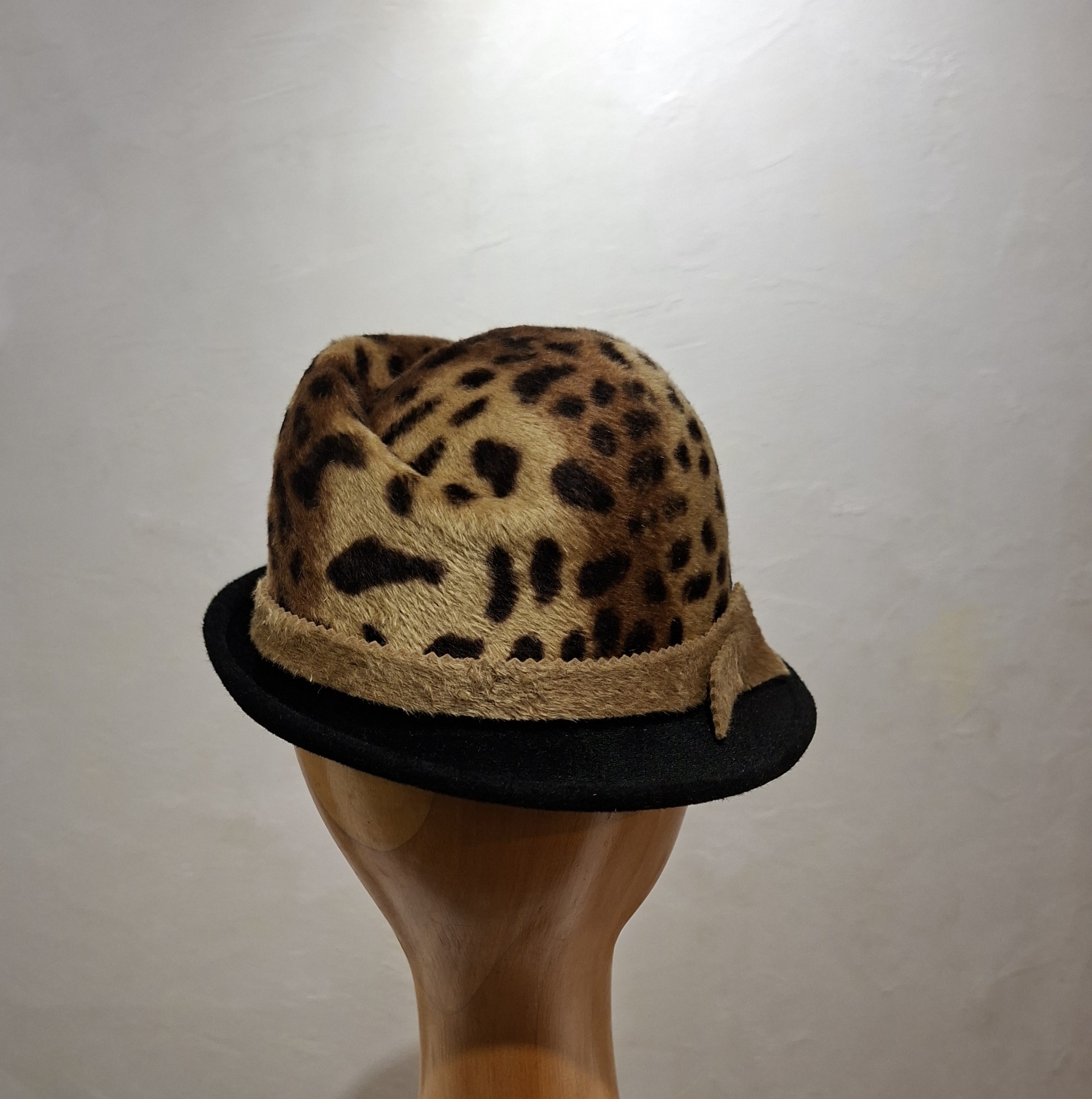 Chapeau Femme, en feutre de poil, léopard et noir, T 56 – Image 4