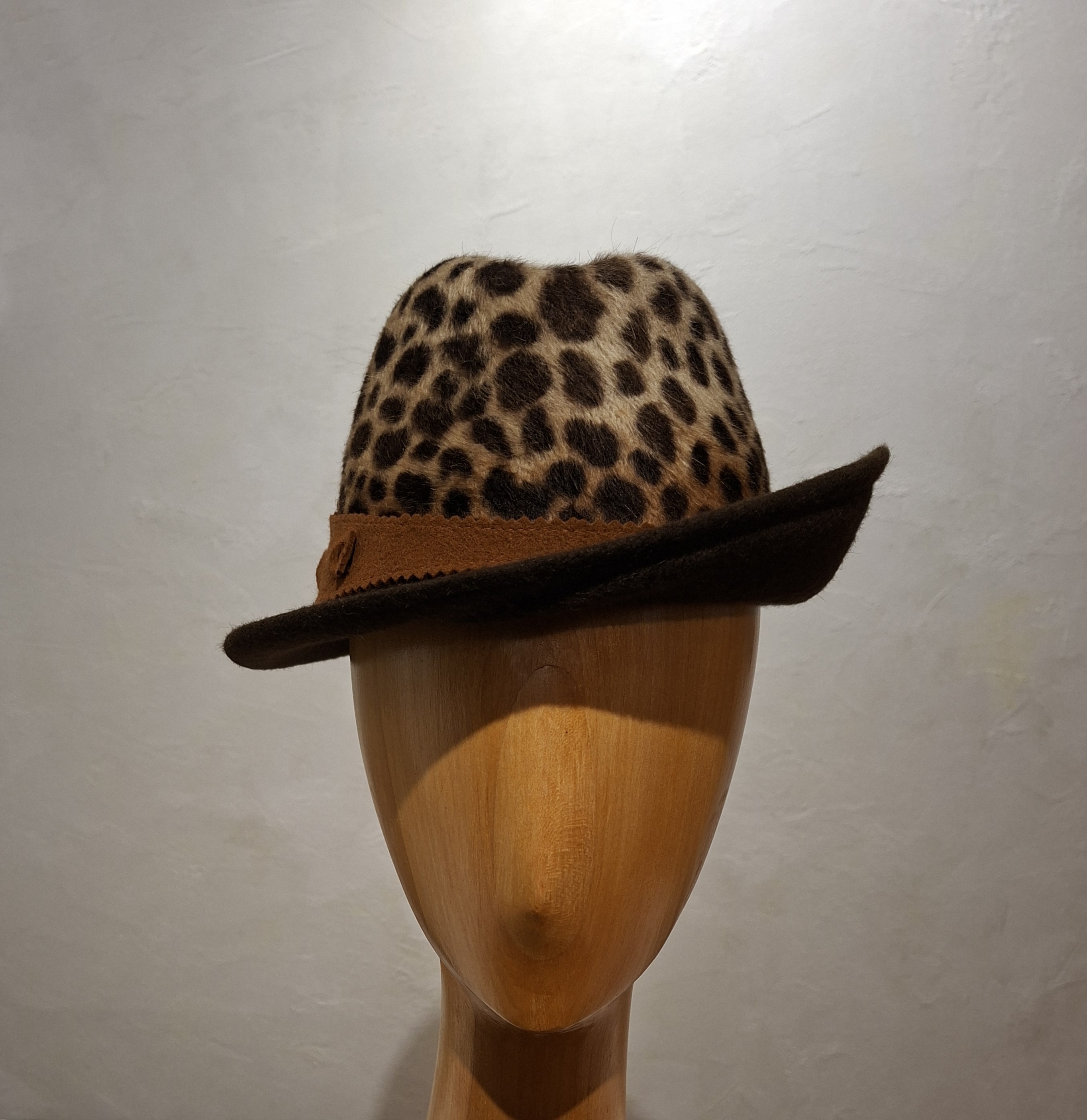 Chapeau Femme, type Trilby, feutre de poil, imprimé Léopard et bord marron, T 56