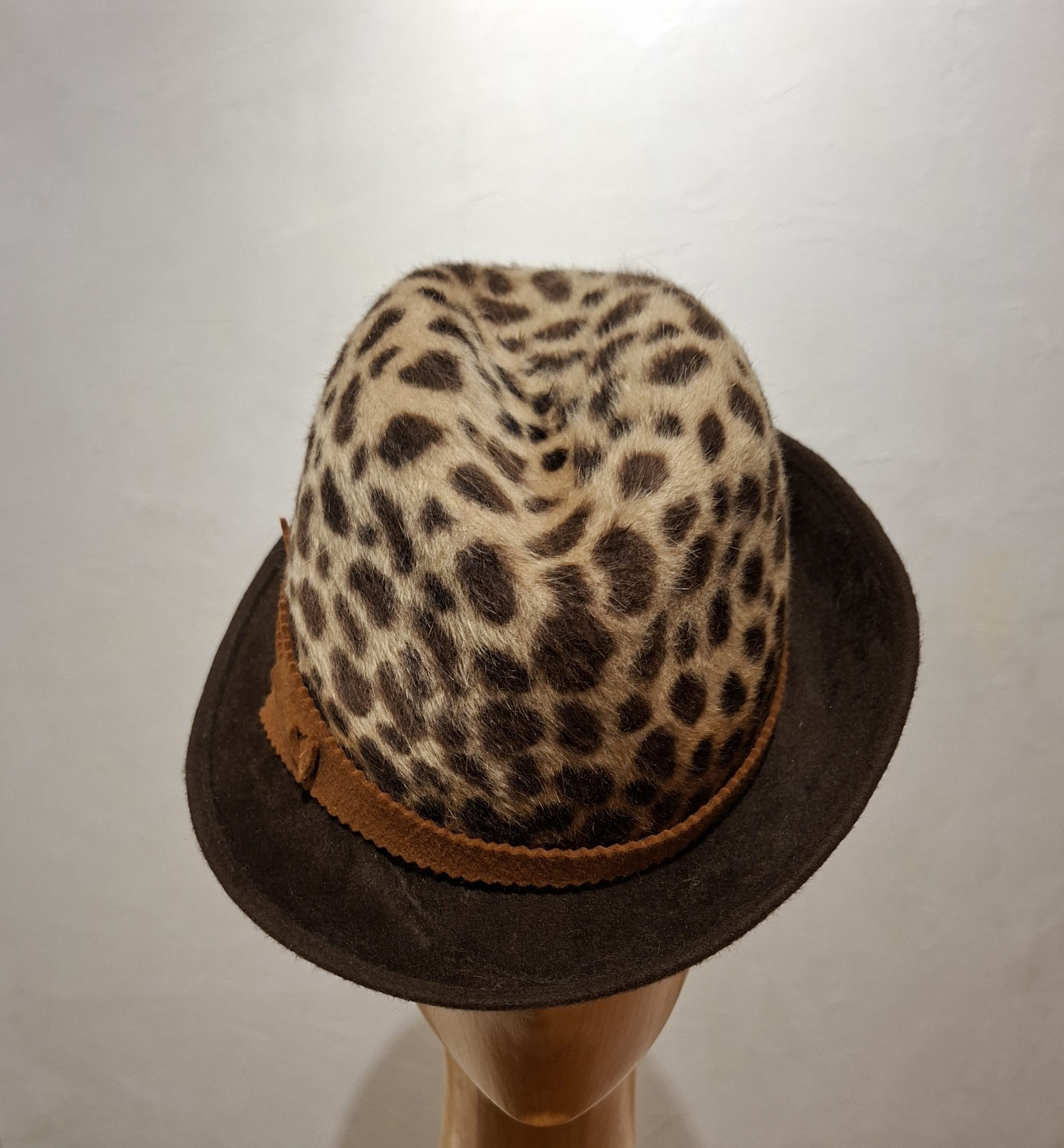 Chapeau Femme, type Trilby, feutre de poil, imprimé Léopard et bord marron, T 56 – Image 5