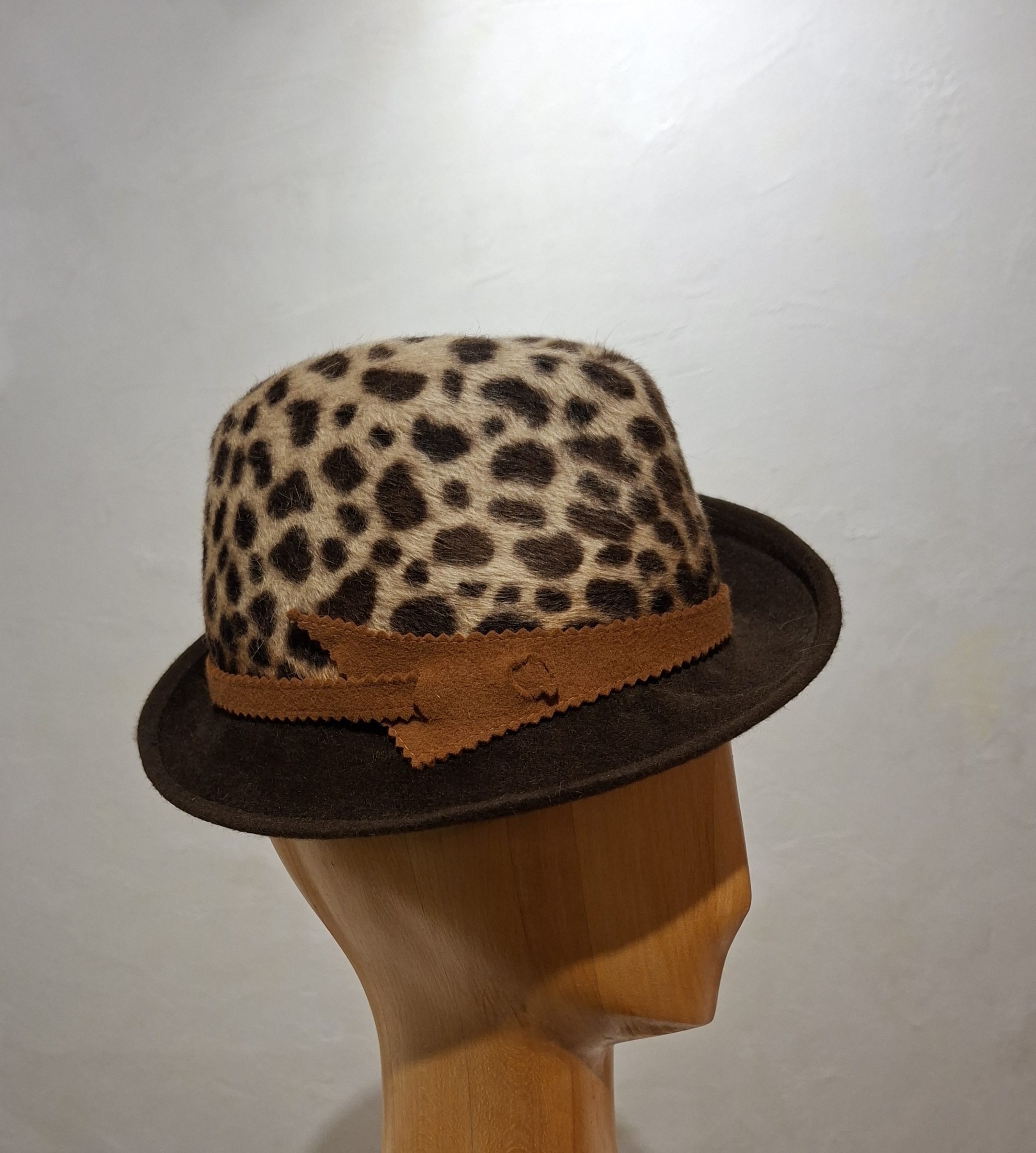 Chapeau Femme, type Trilby, feutre de poil, imprimé Léopard et bord marron, T 56 – Image 4