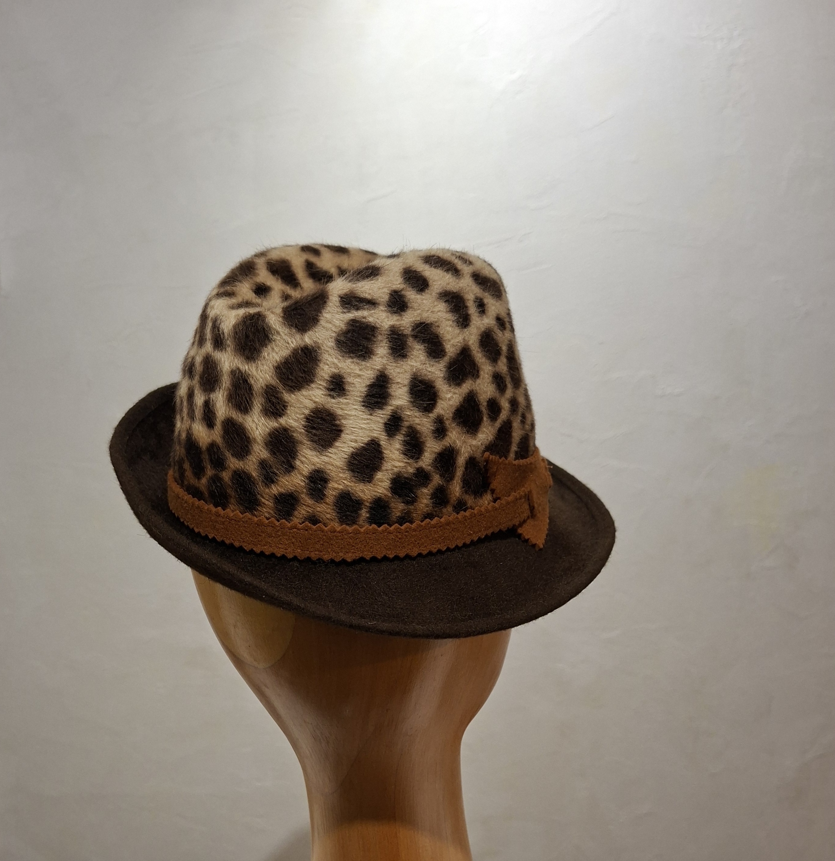 Chapeau Femme, type Trilby, feutre de poil, imprimé Léopard et bord marron, T 56 – Image 3