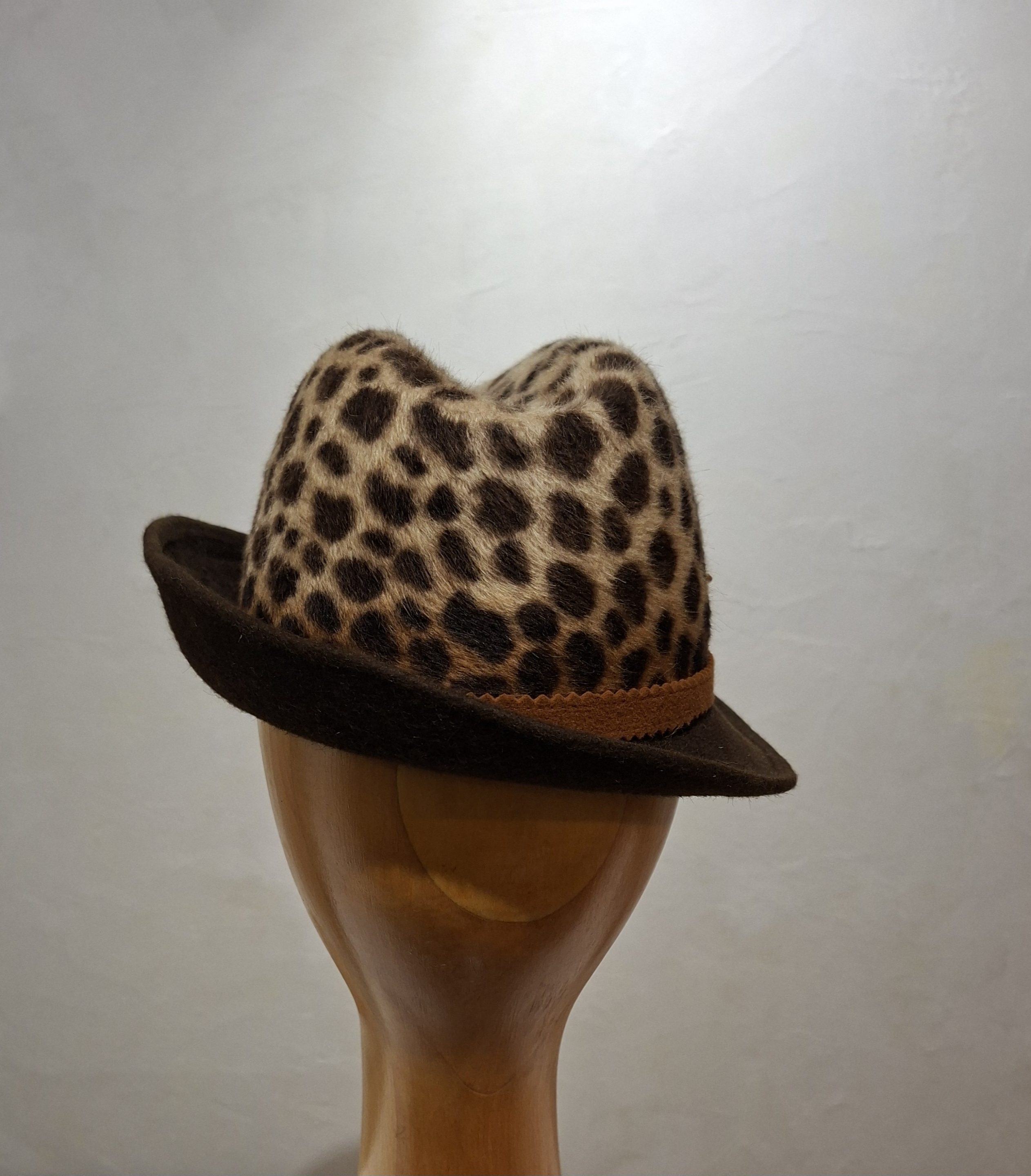 Chapeau Femme, type Trilby, feutre de poil, imprimé Léopard et bord marron, T 56 – Image 6