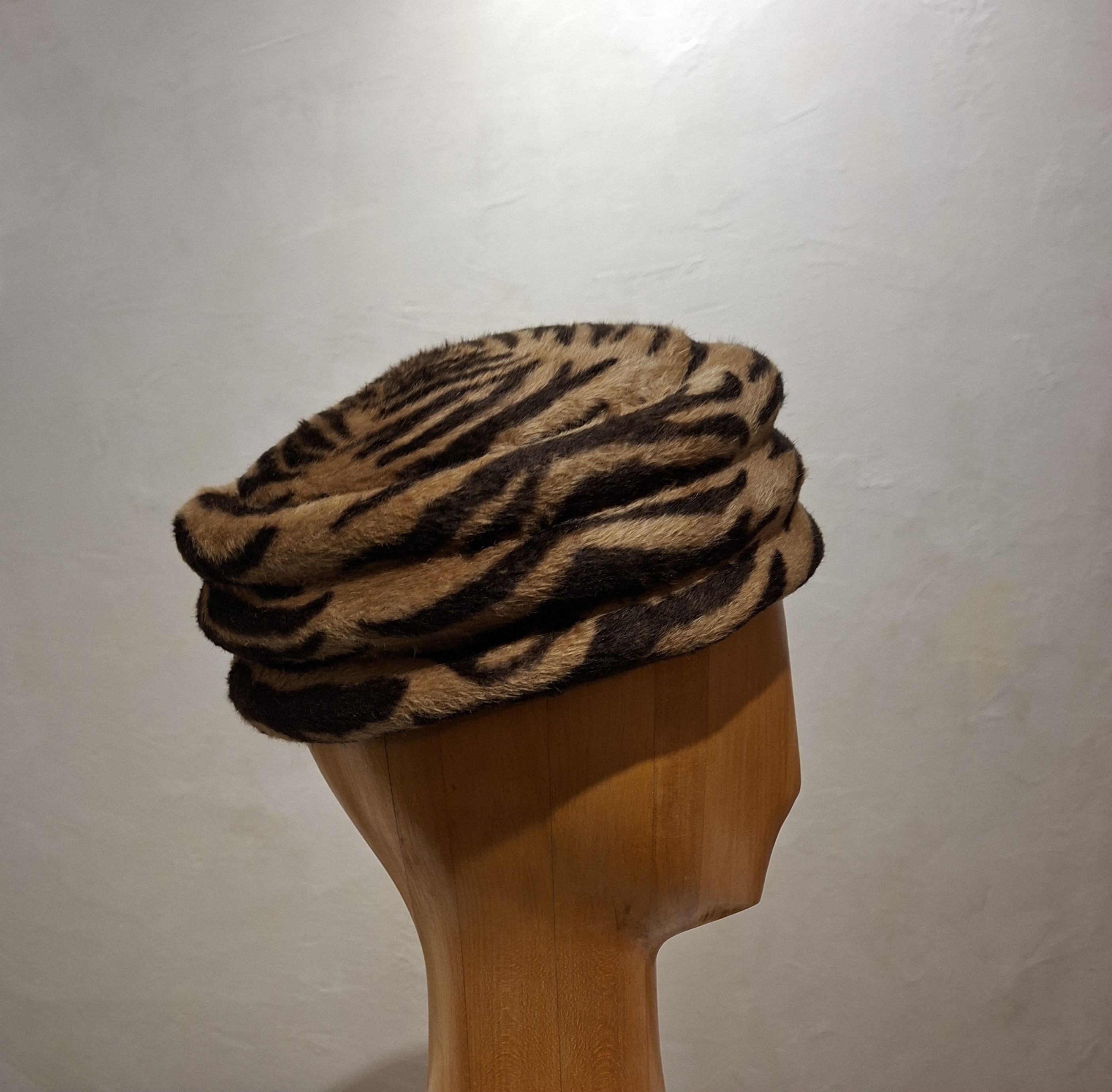 Chapeau Femme, type Toque, en feutre de poil, motif "Zèbre", T 56 – Image 4