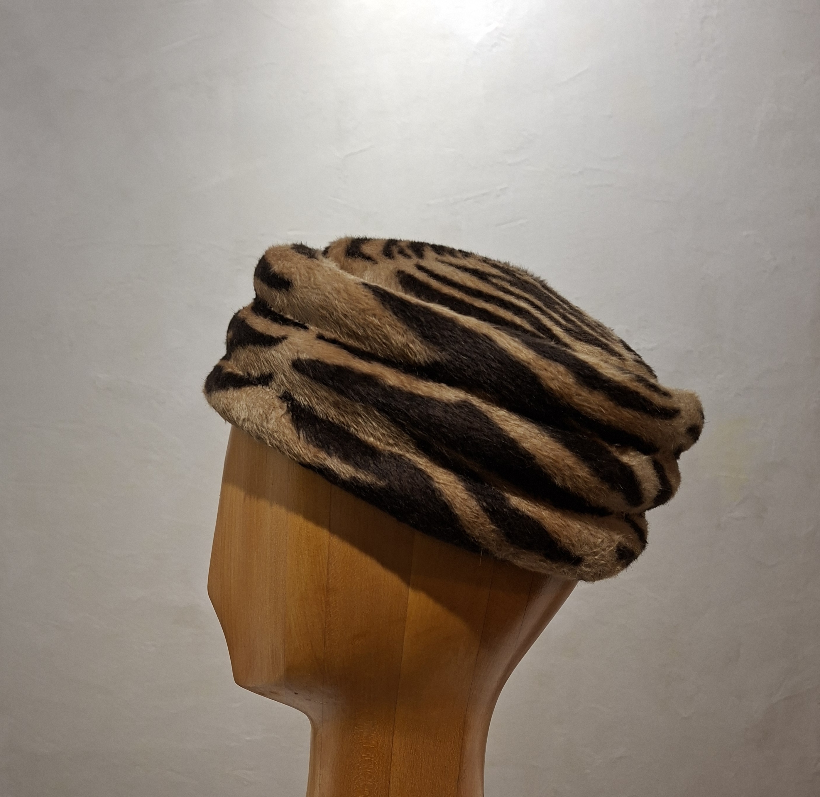 Chapeau Femme, type Toque, en feutre de poil, motif "Zèbre", T 56 – Image 3