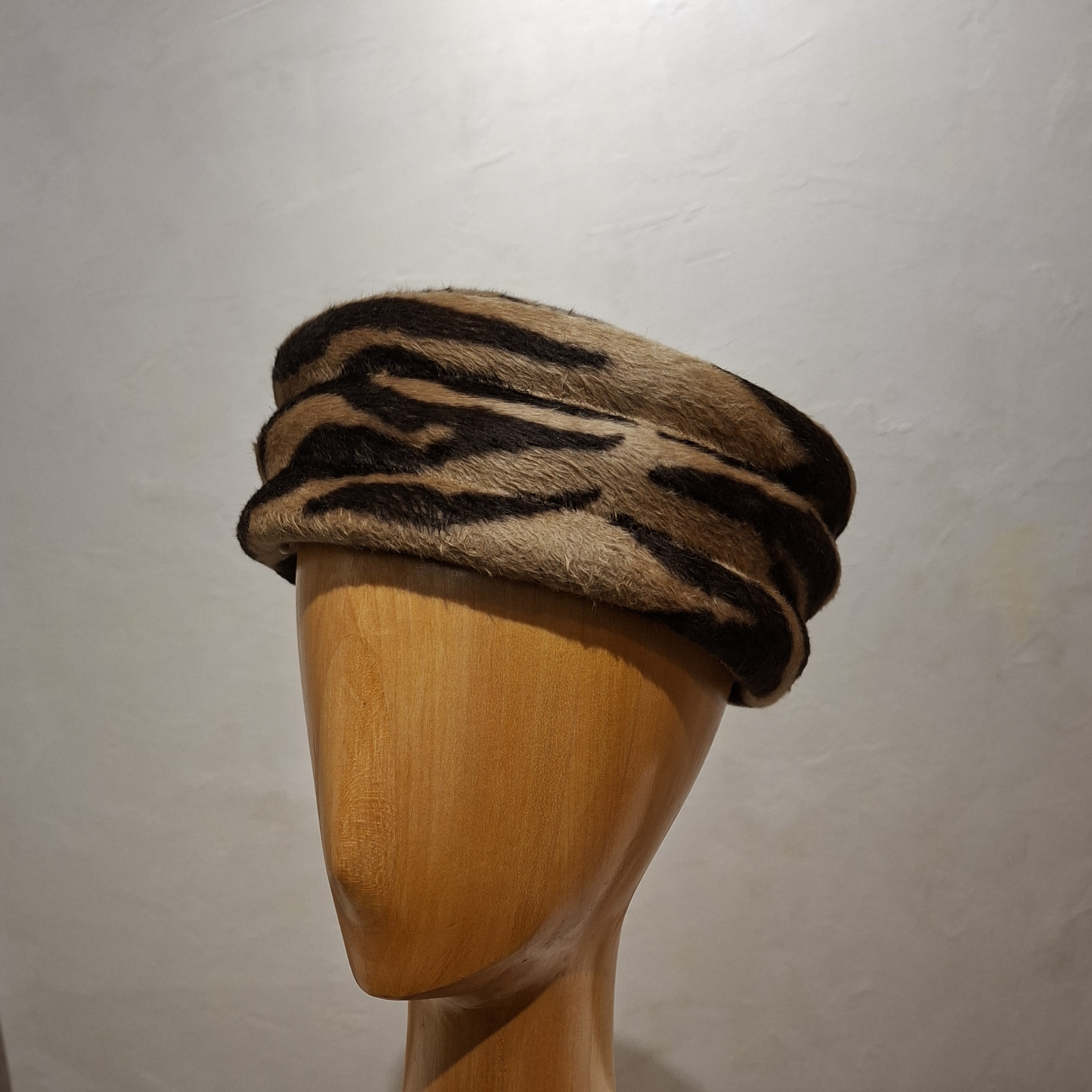 Chapeau Femme, type Toque, en feutre de poil, motif "Zèbre", T 56 – Image 2