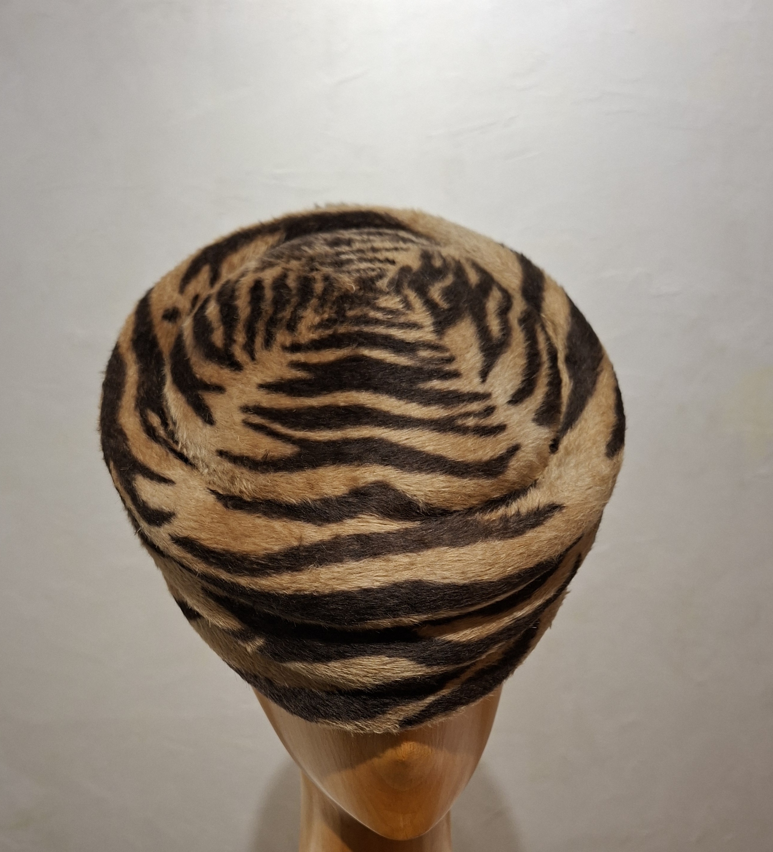 Chapeau Femme, type Toque, en feutre de poil, motif "Zèbre", T 56 – Image 6