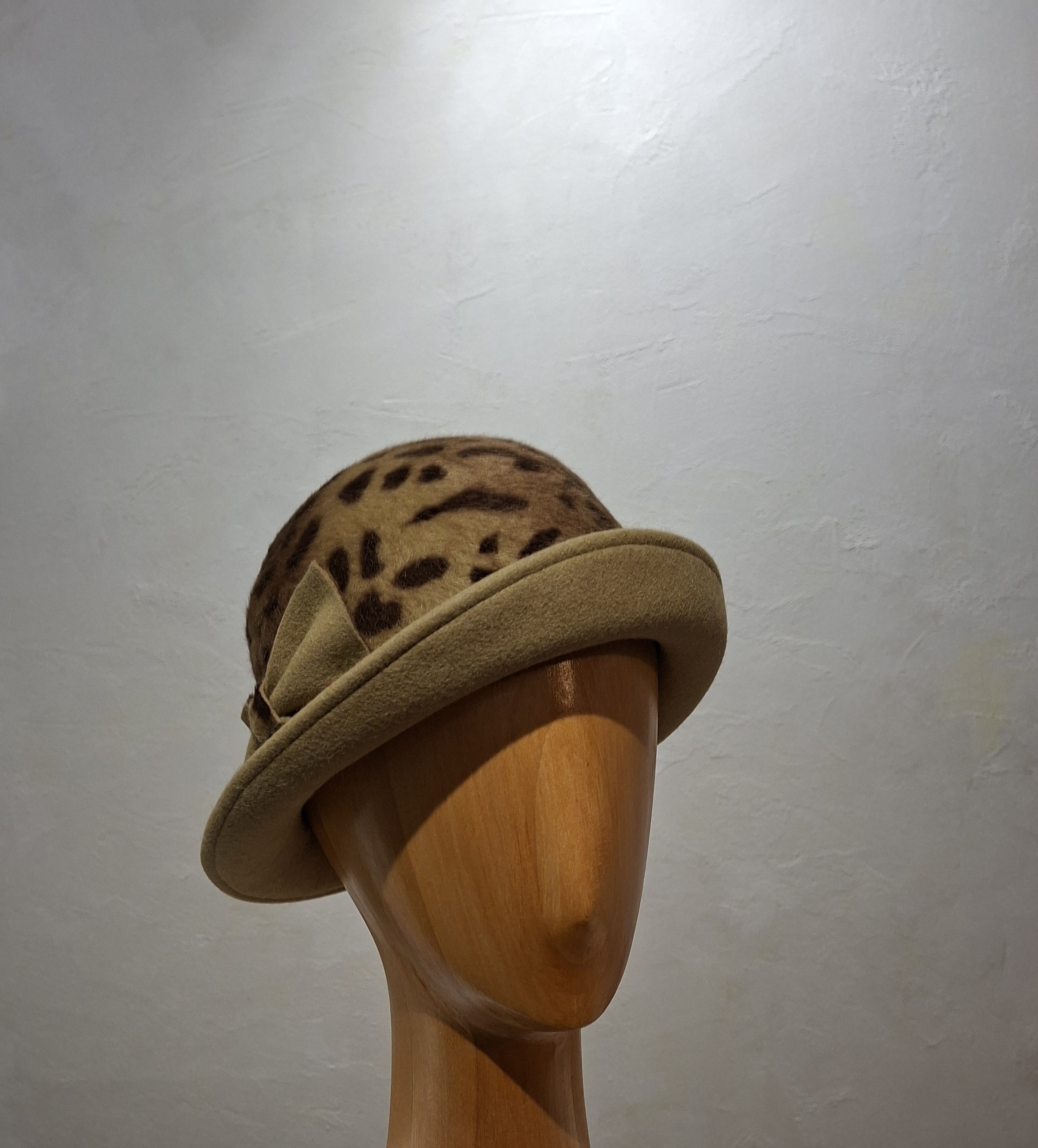 Chapeau Femme, type Cloche, en feutre de poil, imprimé léopard, T 58