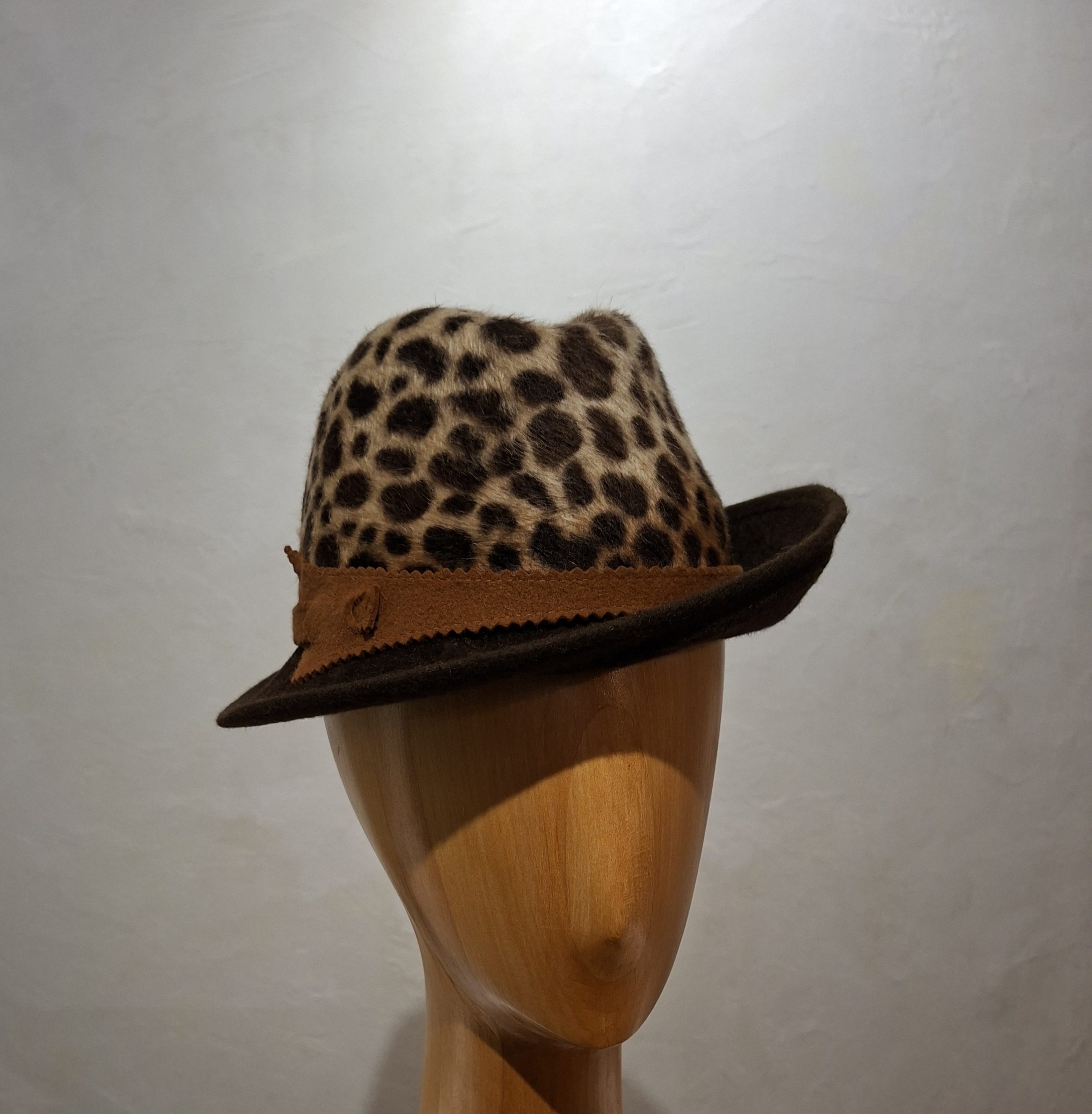 Chapeau Femme, type Trilby, feutre de poil, imprimé Léopard et bord marron, T 56 – Image 2