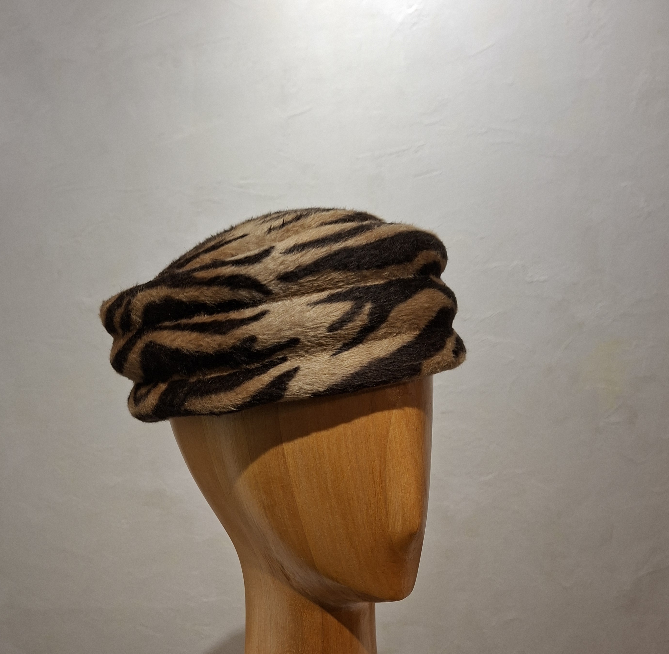 Chapeau Femme, type Toque, en feutre de poil, motif "Zèbre", T 56