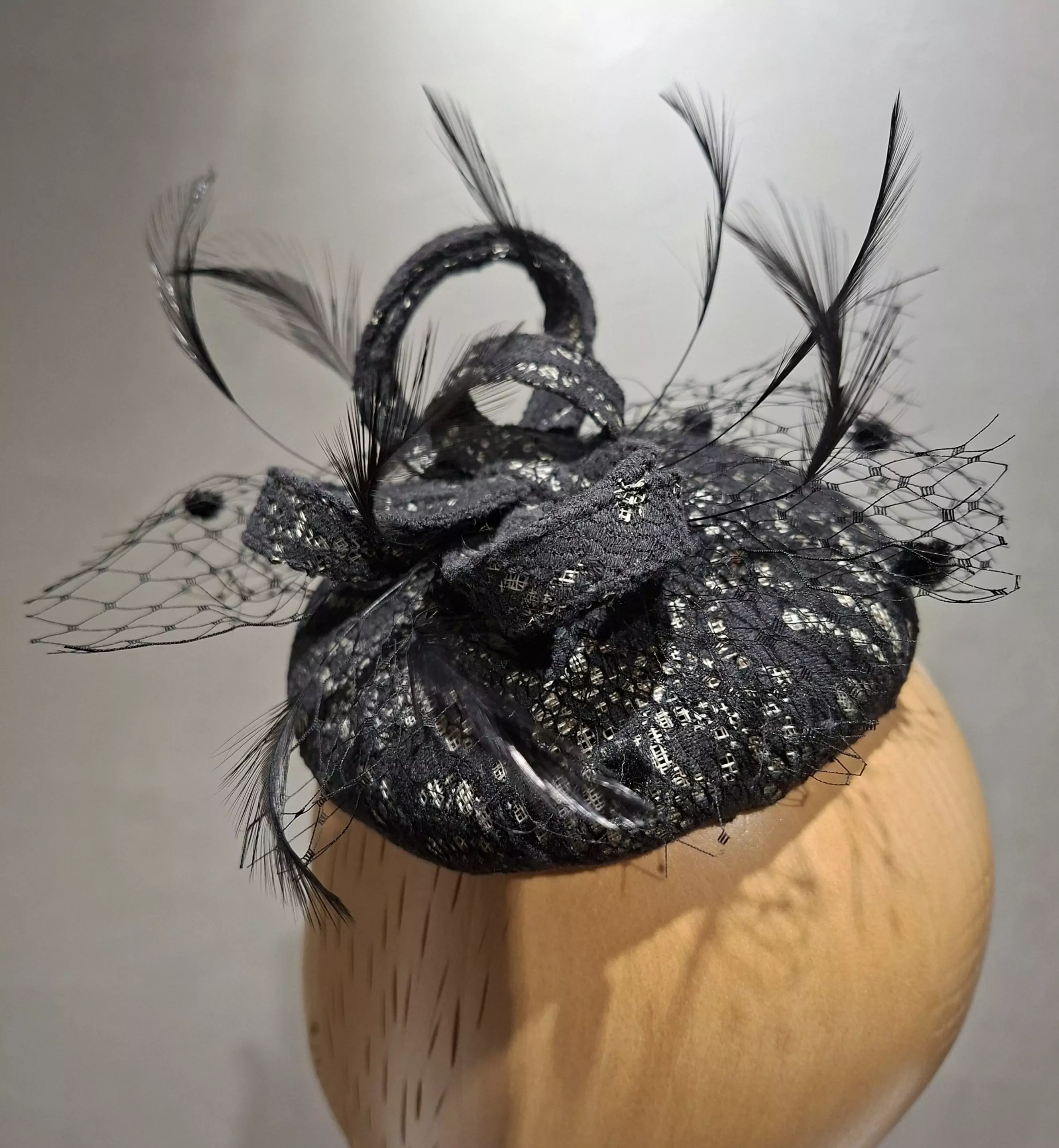 Chapeau Femme, type Bibi rond, recouvert de dentelle noire, T unique – Image 5