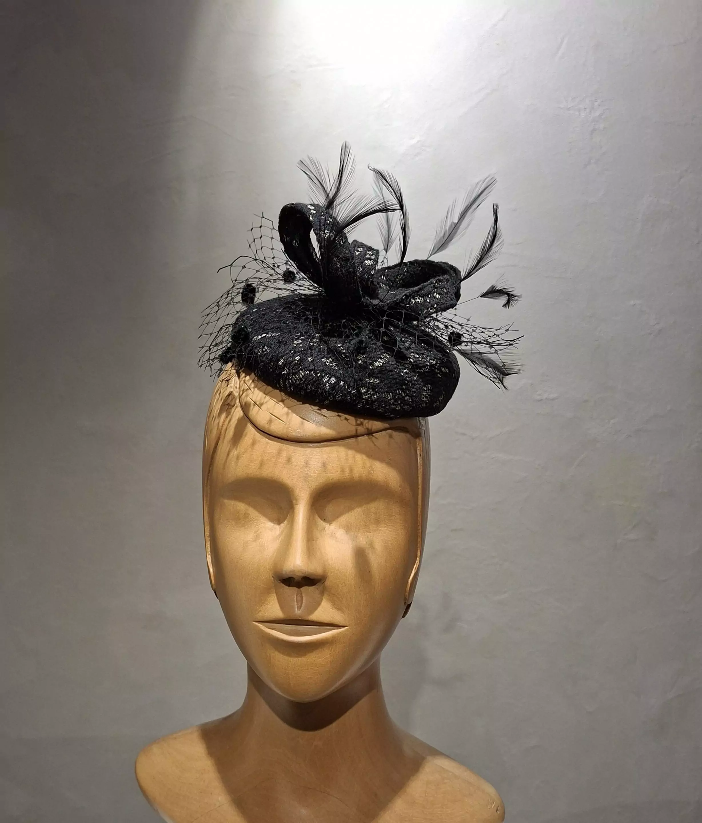 Chapeau Femme, type Bibi rond, recouvert de dentelle noire, T unique
