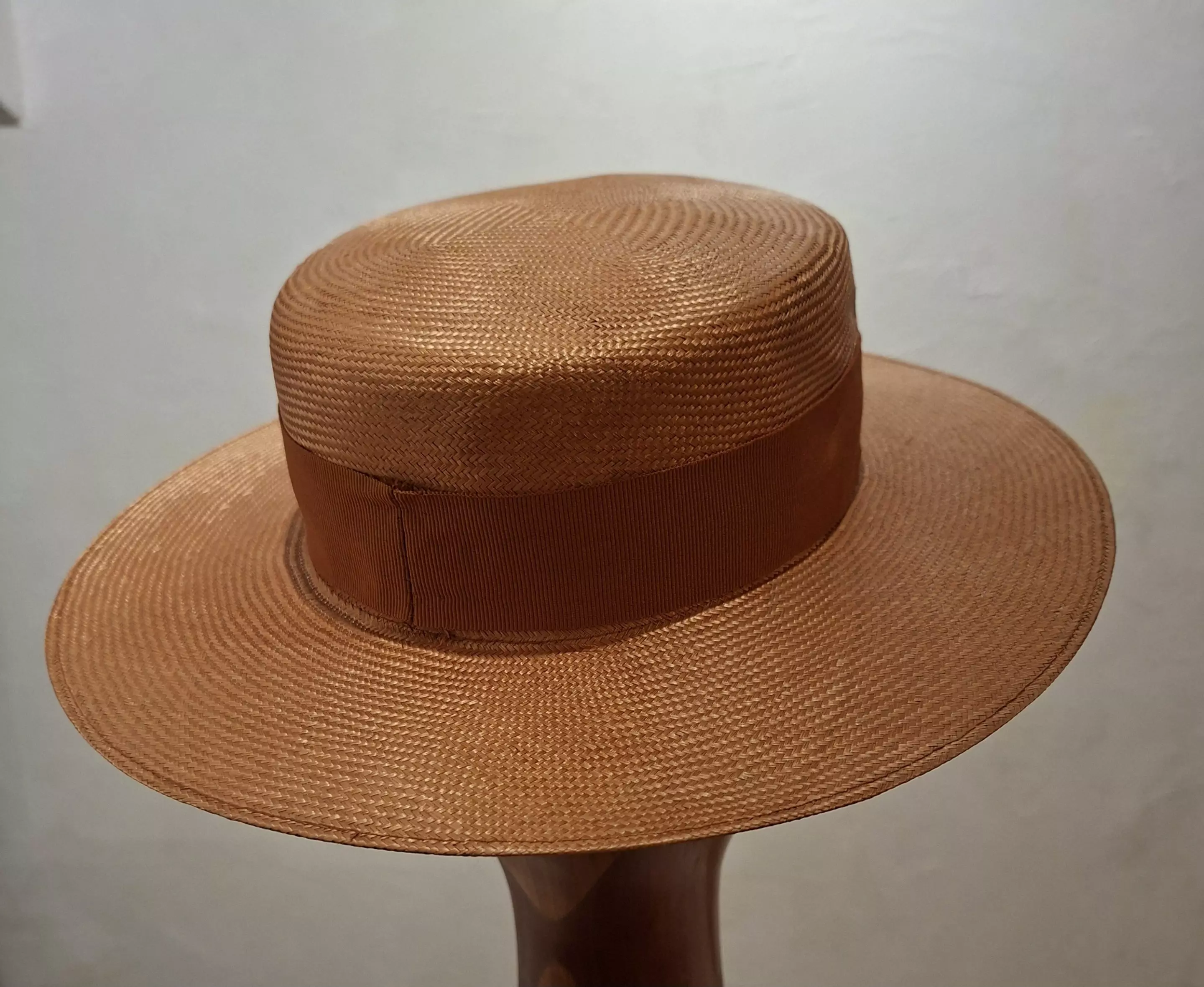 Chapeau, type Gardian, en paille Parasisal fine, de couleur cuivre, T 55 – Image 2