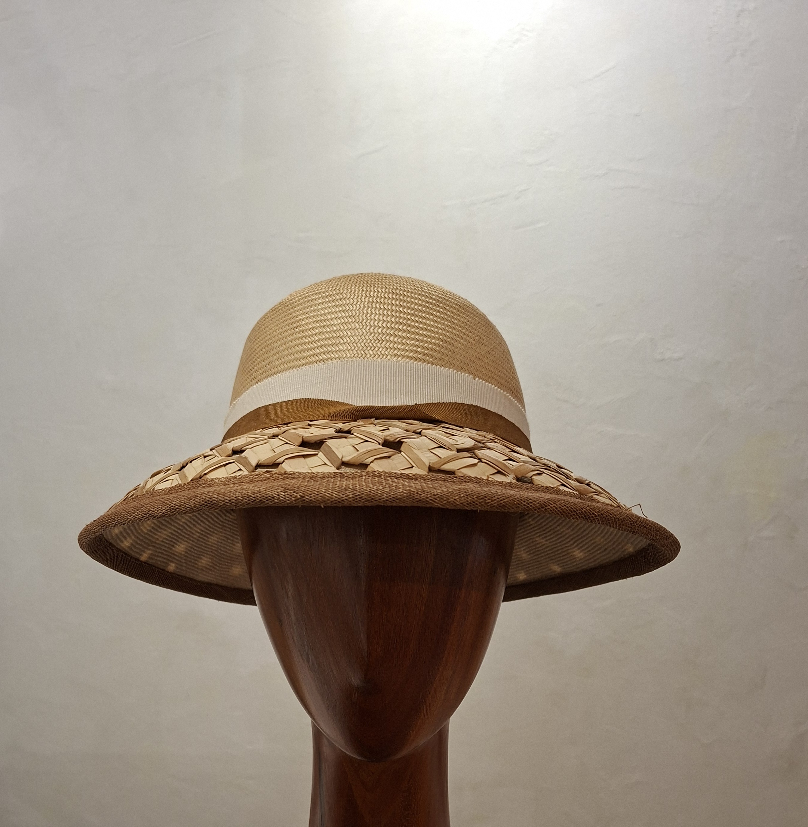 Chapeau Femme, type casquette, en paille, ivoire et camel, T 55