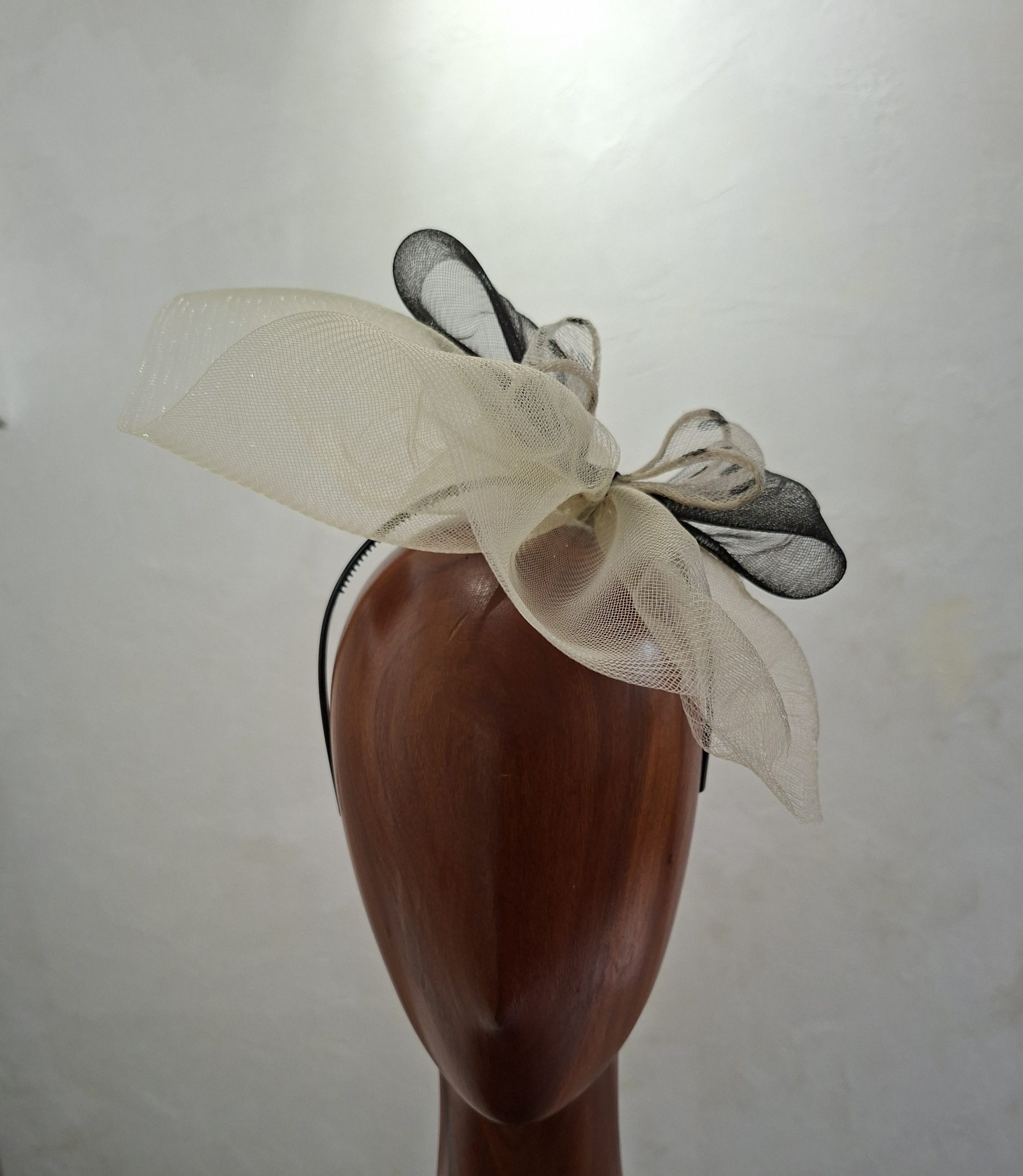 Chapeau Femme, type Parure de Tête, en crin, ivoire et noir, T unique