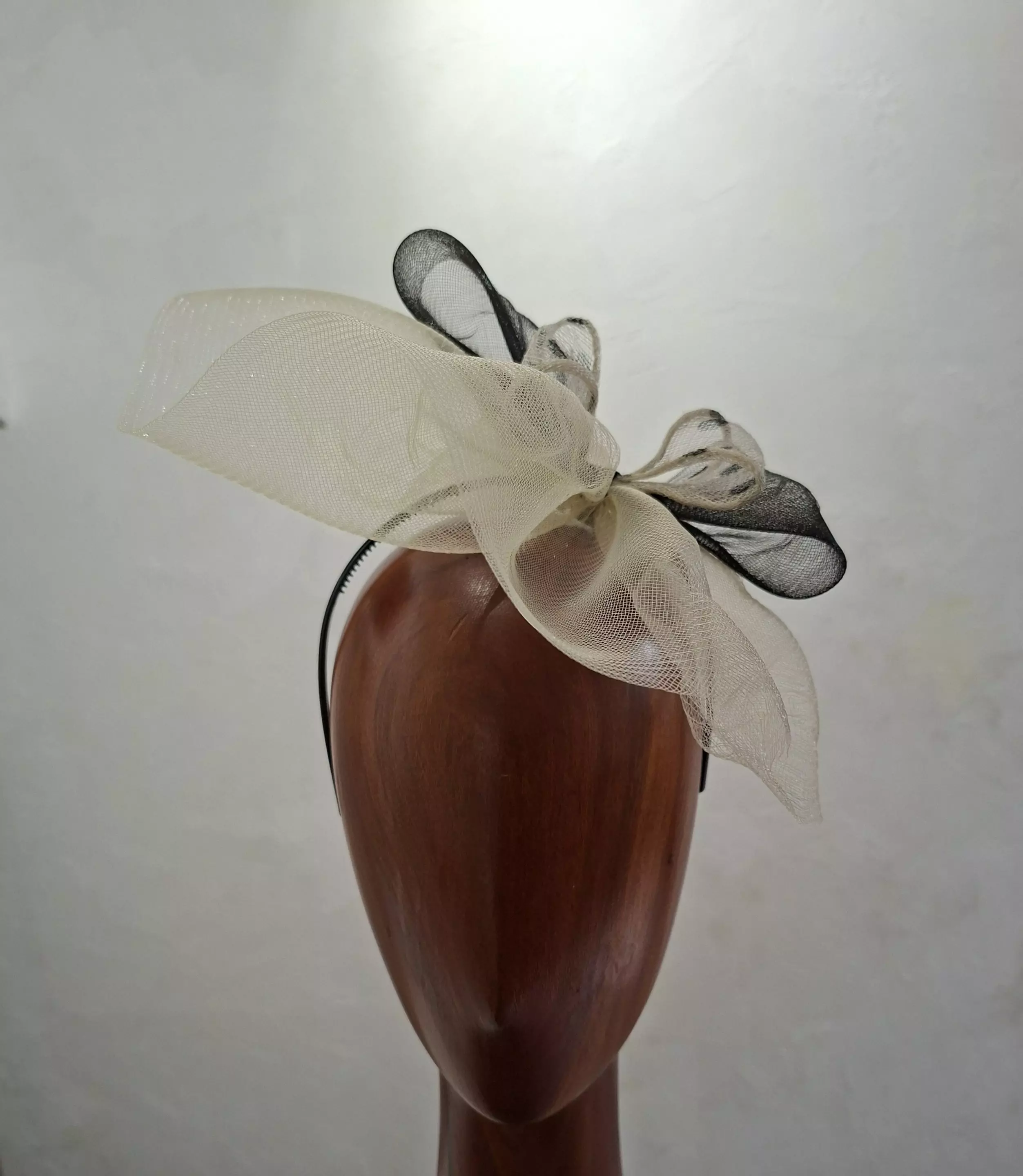 Chapeau Femme, type Parure de Tête, en crin, ivoire et noir, T unique